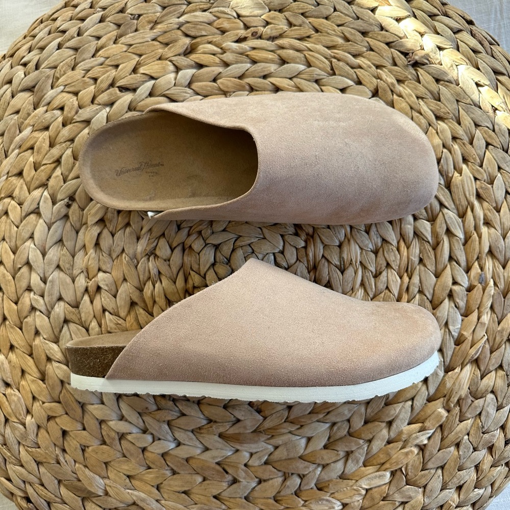 Universal Thread Clog. NWOT. Runs wide, my feet are narrow & these are loose.